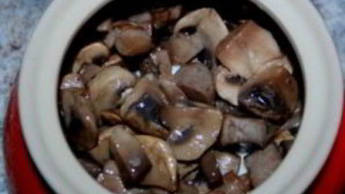 грибы в духовке в горшочке