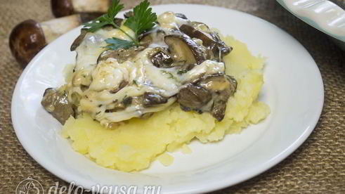 грибы в сметане под сыром