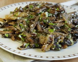 Грибы, жаренные с орехами