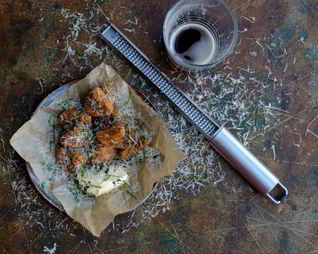 Хрустящие шампиньоны с соусом айоли и трюфельным маслом