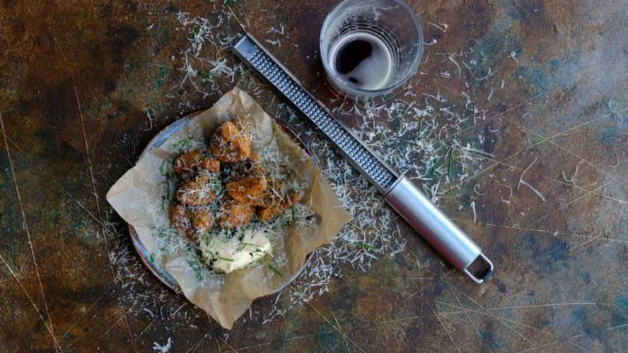 Рецепт хрустящих шампиньонов с соусом айоли и трюфельным маслом