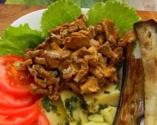 Лисички, запеченные в сметане