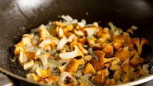 лисички, жареные с яйцом