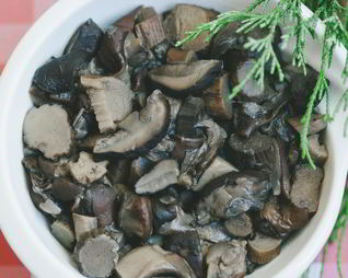 Отварные лесные грибы