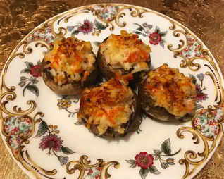 Шампиньоны фаршированные крабовым салатом