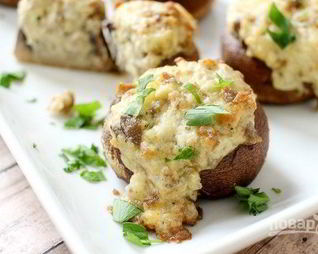 Шампиньоны, фаршированные курицей и сыром