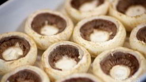 шампиньоны, фаршированные курицей и сыром