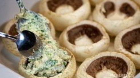 шампиньоны, фаршированные курицей и сыром