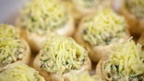 шампиньоны, фаршированные курицей и сыром