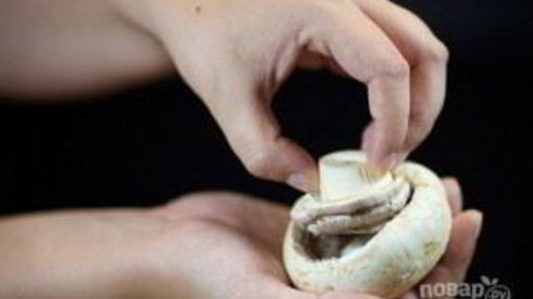 шампиньоны, фаршированные курицей и сыром