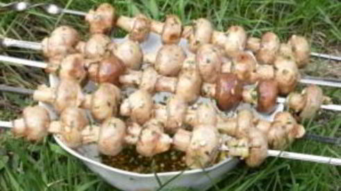 шампиньоны на шампурах