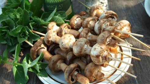 шампиньоны на шпажках на мангале