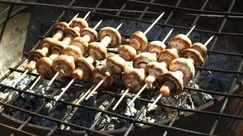 шампиньоны на шпажках на мангале