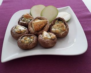 Шампиньоны с сыром с голубой плесенью