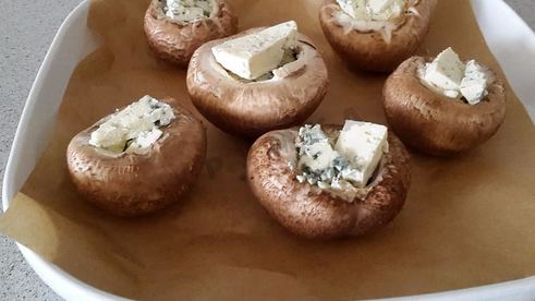 шампиньоны с сыром с голубой плесенью