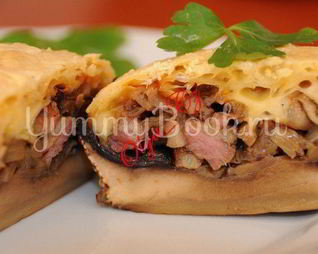 Шампиньоны, запеченные с беконом и сыром