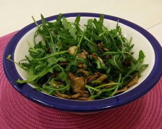 Жареные шампиньоны в соевом соусе с рукколой