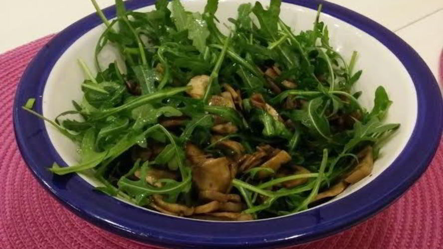 Рецепт жареных шампиньонов в соевом соусе с рукколой