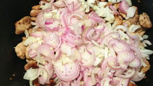 ароматный гуляш с грибами и сельдереем