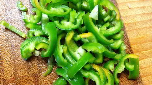 ароматный гуляш с грибами и сельдереем