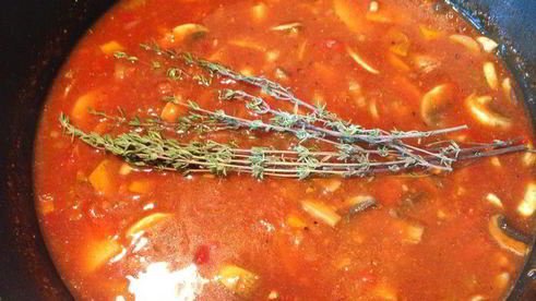 ароматный гуляш с грибами и сельдереем