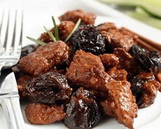 Гуляш из говядины с черносливом