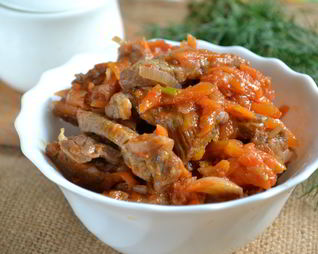 Гуляш из говядины с подливкой