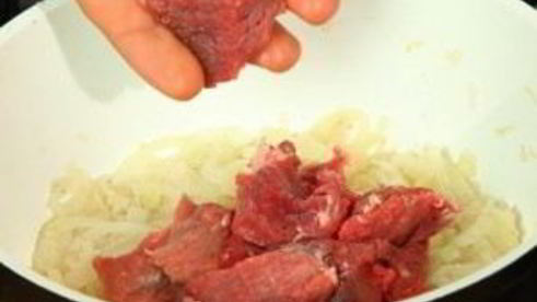 гуляш из говядины с томатной пастой