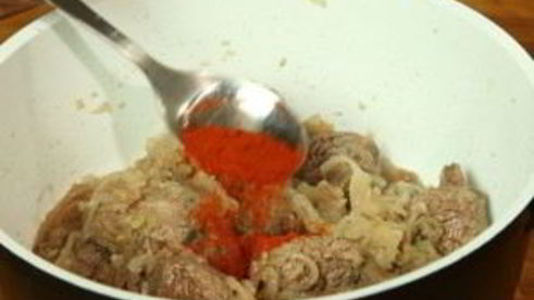 гуляш из говядины с томатной пастой