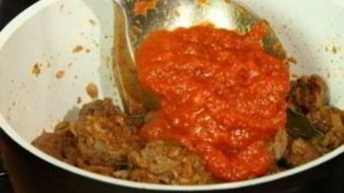 гуляш из говядины с томатной пастой