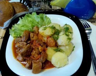 Гуляш из говядины в мультиварке