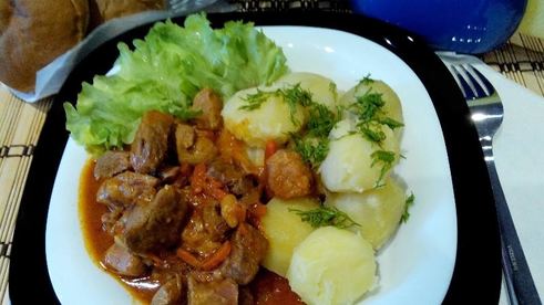 гуляш из говядины в мультиварке