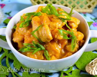 Гуляш из курицы со сметаной