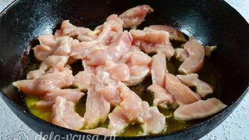 гуляш из курицы со сметаной