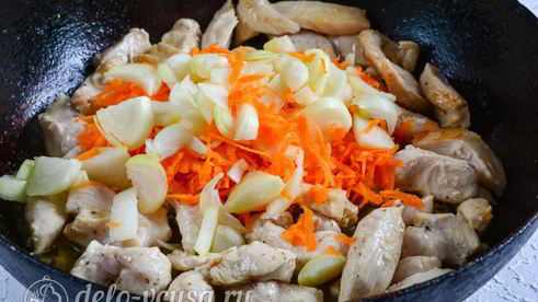 гуляш из курицы со сметаной