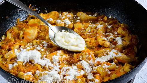 гуляш из курицы со сметаной