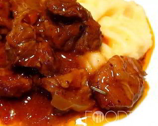Гуляш из свинины с подливкой