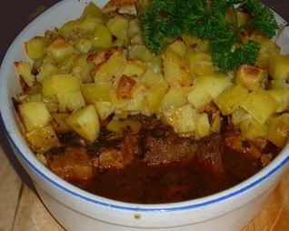Гуляш под нежным соусом с картофельной корочкой