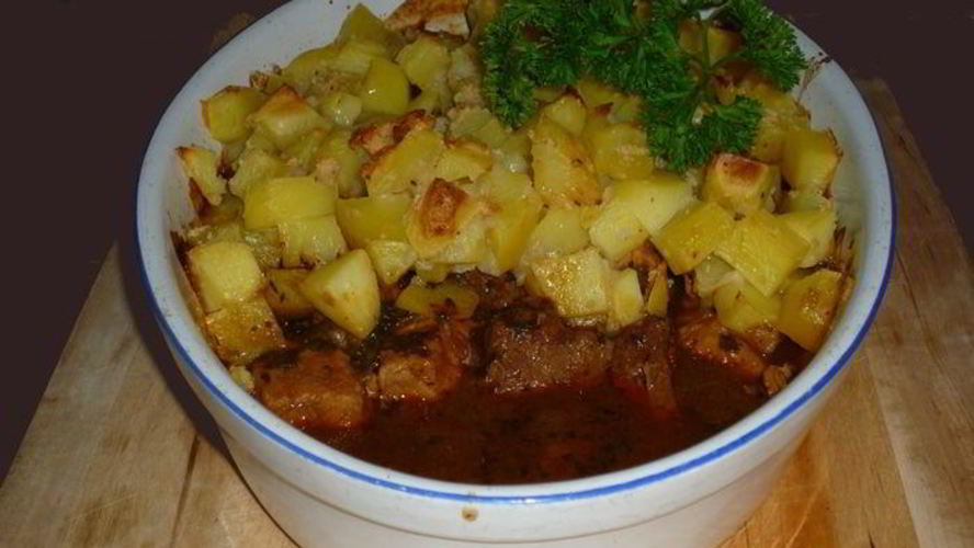 Рецепт гуляша под нежным соусом с картофельной корочкой
