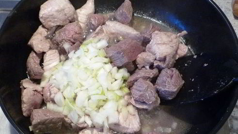 гуляш под нежным соусом с картофельной корочкой