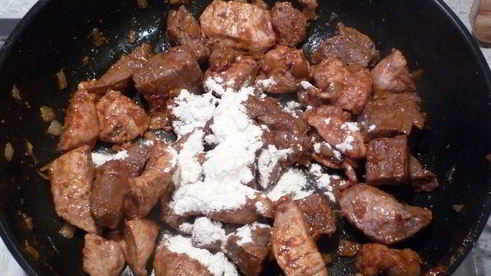 гуляш под нежным соусом с картофельной корочкой