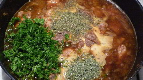 гуляш под нежным соусом с картофельной корочкой