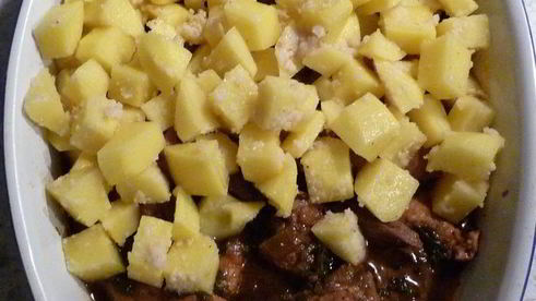 гуляш под нежным соусом с картофельной корочкой