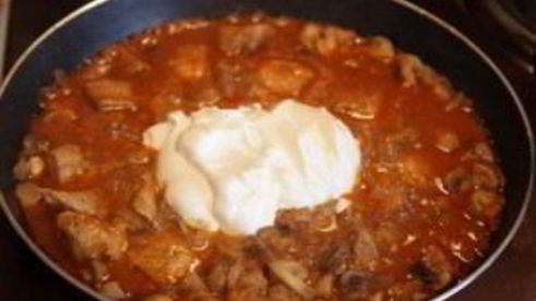 гуляш с грибами и мясом