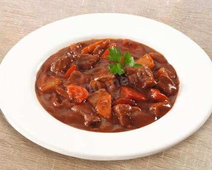 Гуляш с овощами в соусе Демиглас