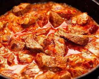 Гуляш с томатно-сливочным соусом