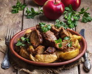 Сочный гуляш с яблоками