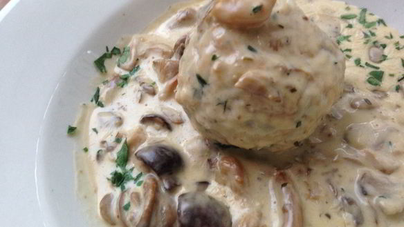 Рецепт Хлебных клецек в сливочном соусе с грибами