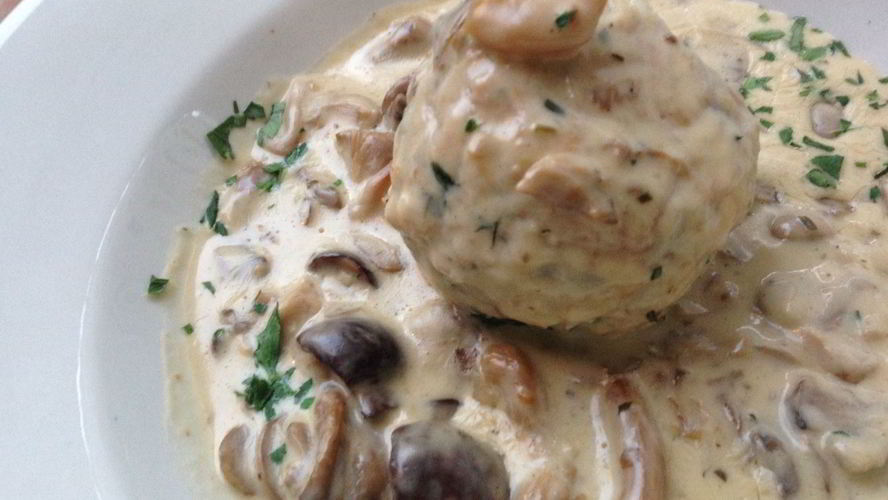 Рецепт хлебных клецек в сливочном соусе с грибами