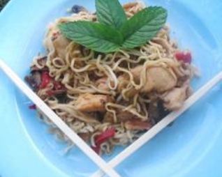 Китайская лапша с курицей и овощами